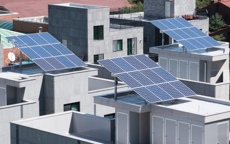 ህንጻዎች እና ቤቶች በጣሪያቸው ላይ የፀሀይ ሀይል ማመንጫ እንዲገጥሙ ሊገደዱ ነው